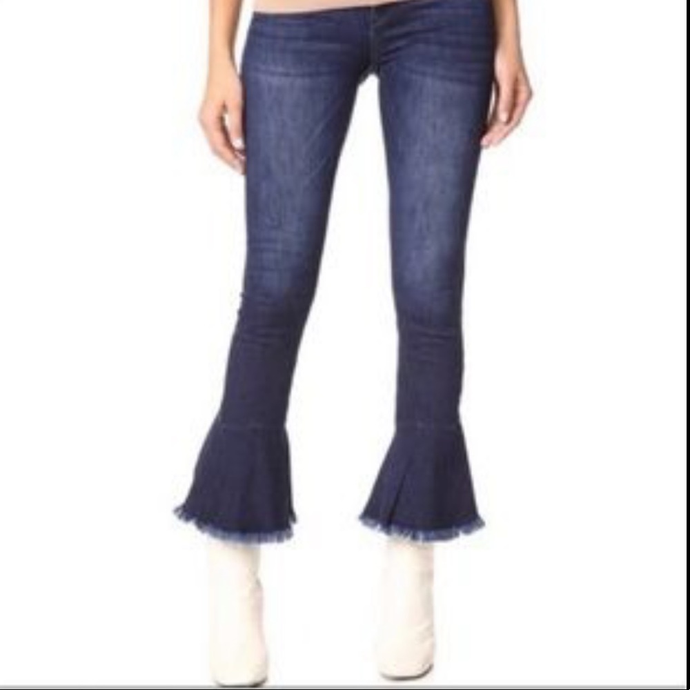 BLANKNYC FITTED FLARED RAW HEM JEANS. NEW WITH TAGS Size 26.